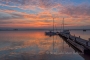 Abendrot-Wolken-Wolkenhimmel-Steg-Bootssteg-Segelboot-Boot-Sonnenuntergang-Abendhimmel-Daemmerung-Abendstimmung-Abendlicht-Steinhuder Meer-B_NIK_0547