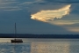 Wolkenhimmel-Wolkenloch-Segelboot-Boot-Abendstimmung-Abendlicht-Steinhuder Meer-B_NIK_0392