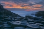 landschaft-Felsen-Basalt-saeulen-giants-causeway-abend-rot-stimmung-himmel-Strand-Nord-kueste-Meer-Irland-A_NIK4598a