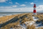 landschaft-leuchtturm-winter-schnee-sand-blauer-himmel-weisse-wolken-duenen-strand-hafer-kueste-ellenbogen-list-Sylt-C_NIK_4992a Kopie