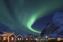 reine-lofoten-rorbuer-fischer-huetten-rote.winter-nacht-fjord-nordlichter-aurora-borealis-gruen-polarlichter-Norwegen-I_MG_7738a