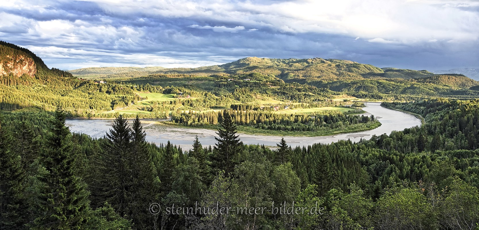 panorama-landschaft-Norwegen-fluss-tal-wald-E_O1I2860