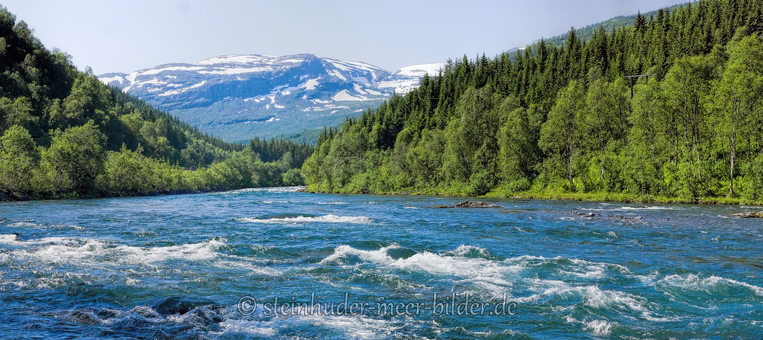 panorama-landschaft-Norwegen-fluss-wald-gebirge-schnee-A-Sony_DSC0922b