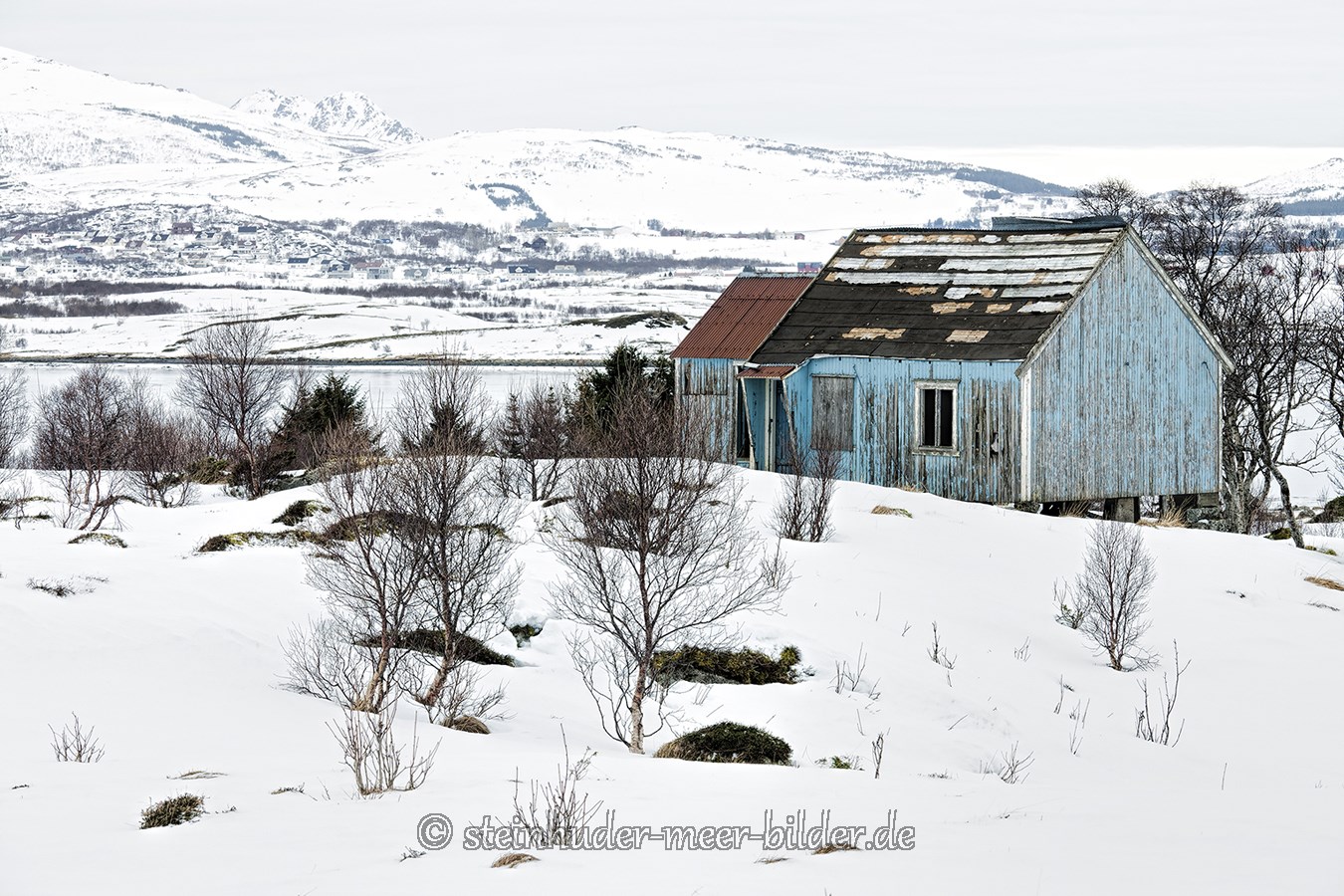 haus-landhaus-fischer-huette-lofoten-meer-fjord-strand-winter-schnee-verschneit-landschaft-Norwegen-I_MG_6971a