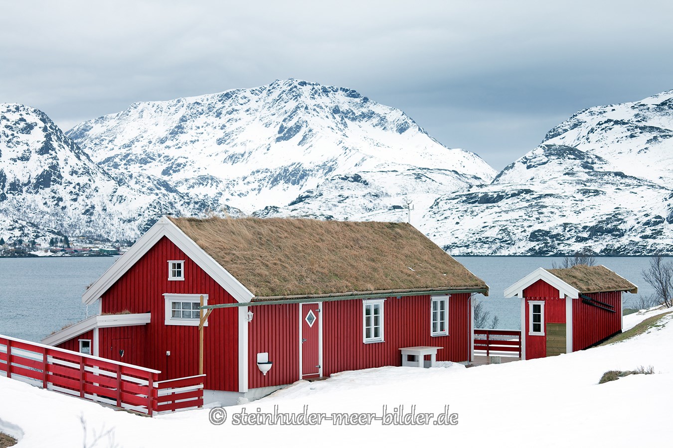 haus-landhaus-fischer-huette-lofoten-rot-meer-fjord-strand-winter-schnee-verschneit-landschaft-Norwegen-I_MG_6884