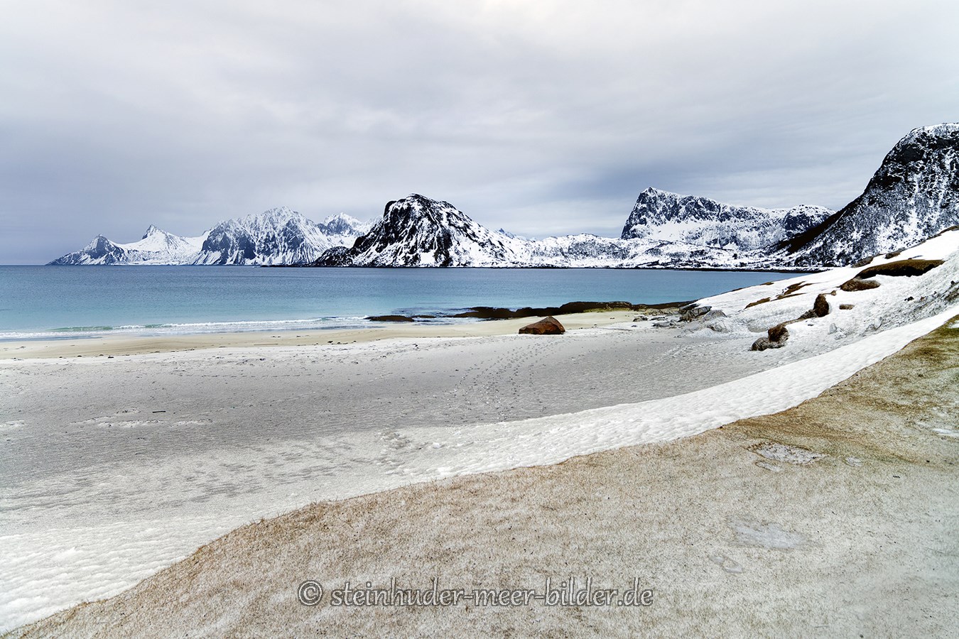 lofoten-meer-fjord-strand-winter-schnee-verschneit-landschaft-Norwegen-I_MG_7067a