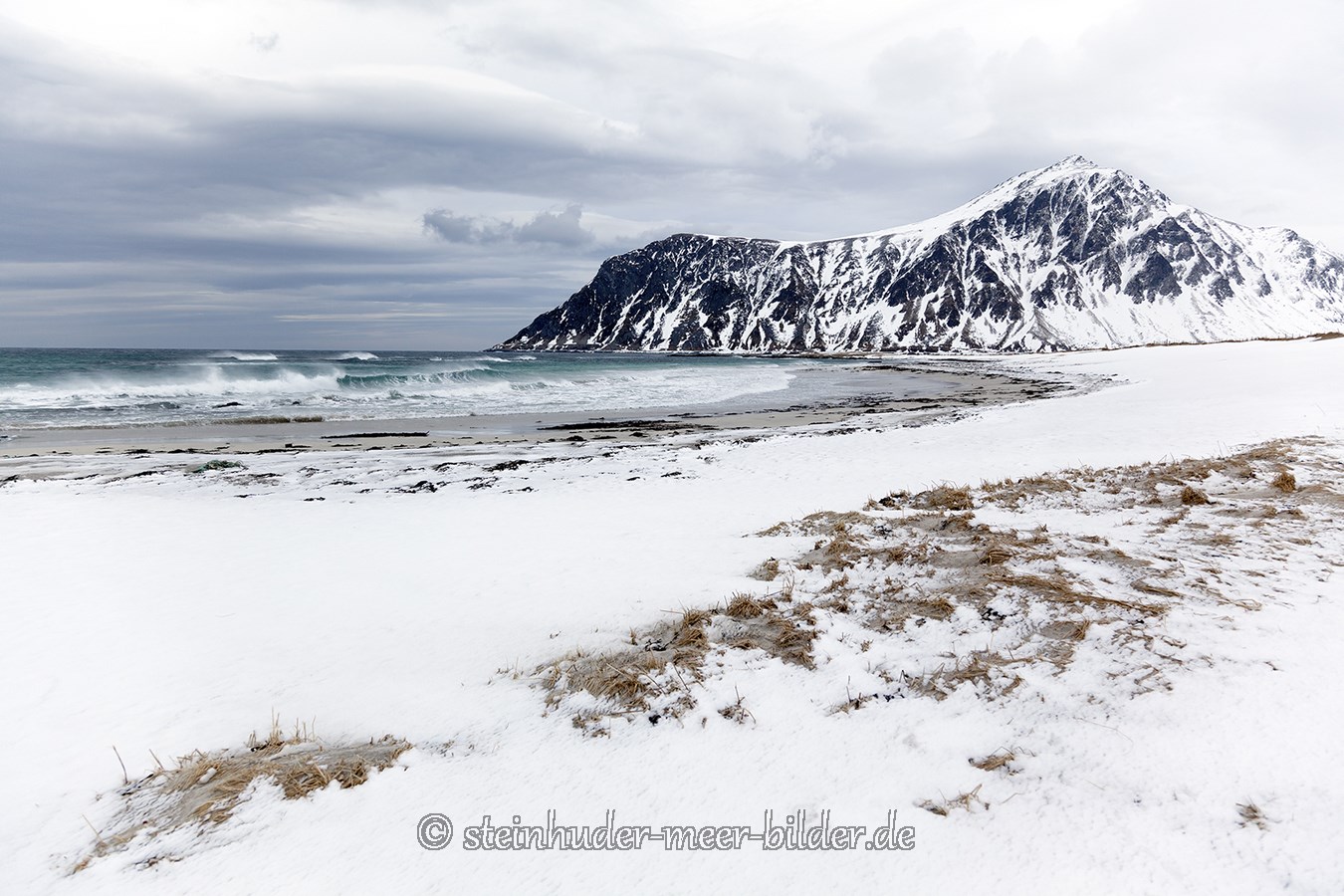 lofoten-meer-fjord-strand-winter-schnee-verschneit-landschaft-Norwegen-I_MG_7639