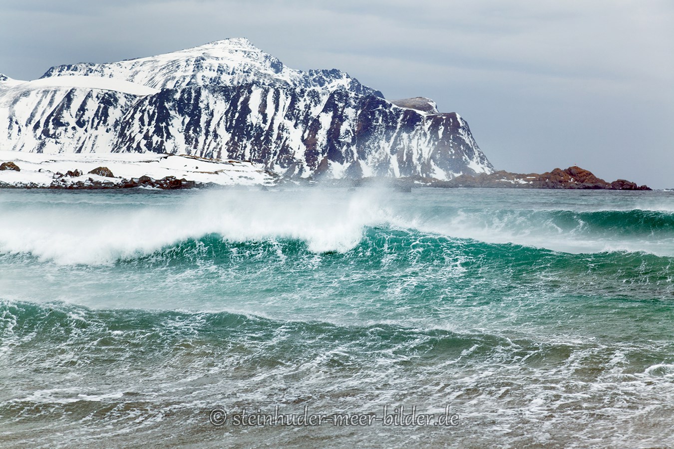 wind-wellen-sturm-lofoten-meer-fjord-strand-winter-schnee-verschneit-landschaft-Norwegen-I_MG_7530