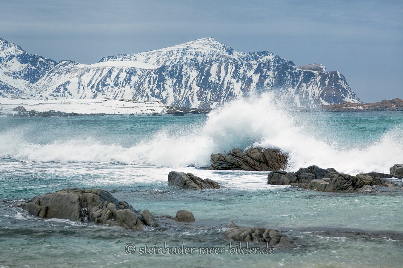 wind-wellen-sturm-lofoten-meer-fjord-strand-winter-schnee-verschneit-landschaft-Norwegen-I_MG_7602