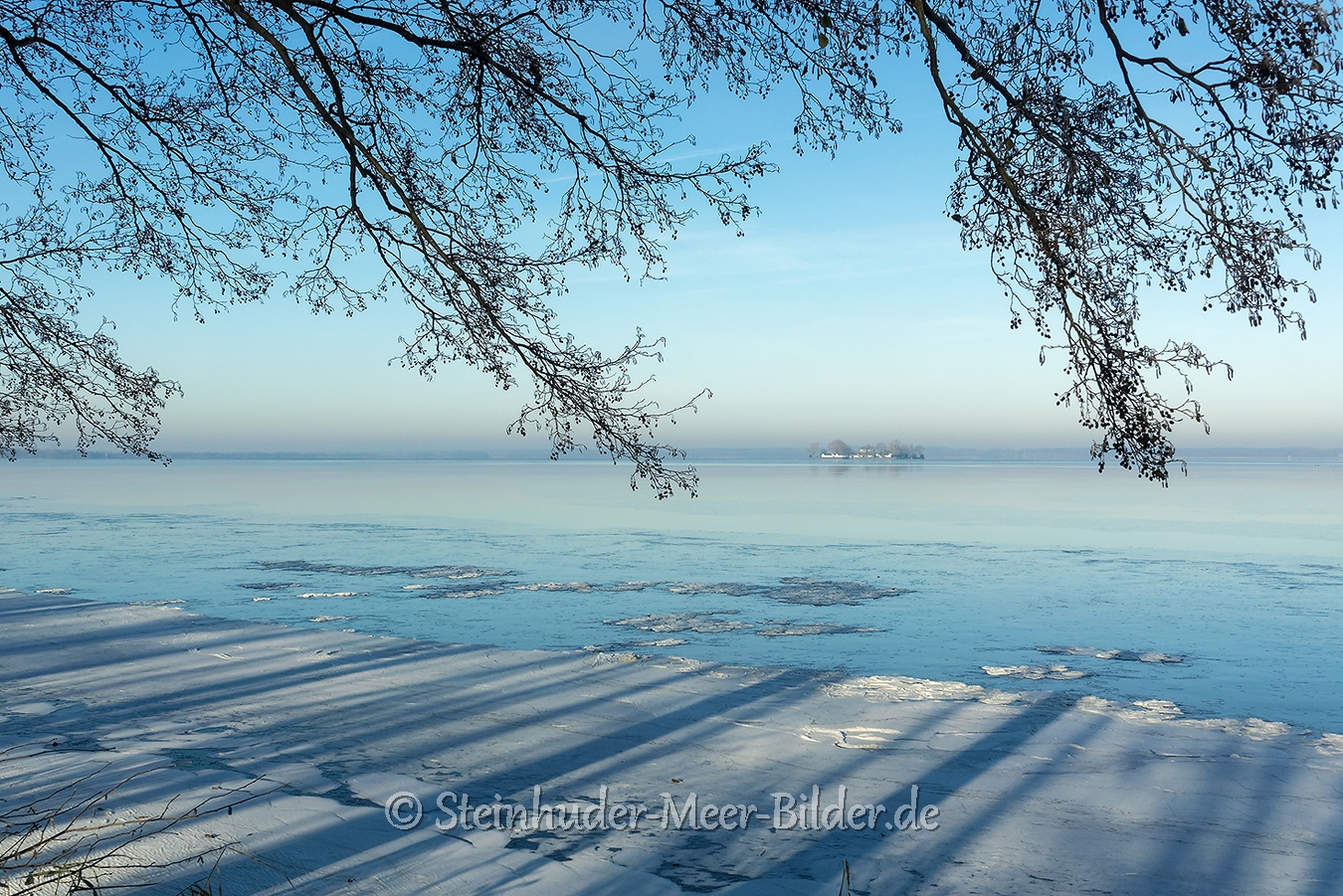 hagenburg--winter-steinhuder-meer-eisdecke-schnee-zugefroren-eisdeckedecke-naturpark-naturraum-region-RX_00467
